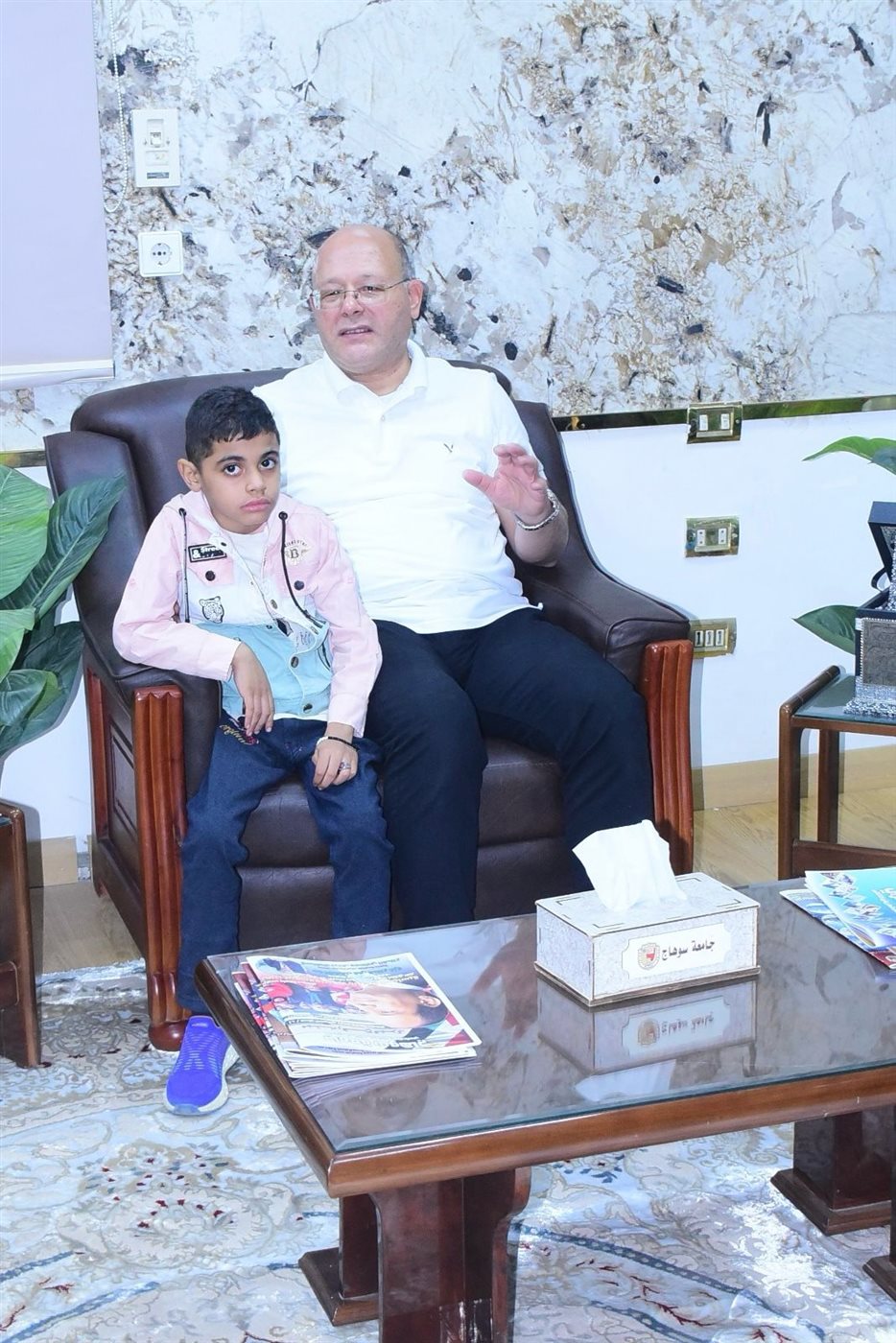 رئيس جامعة سوهاج والطفل يوسف