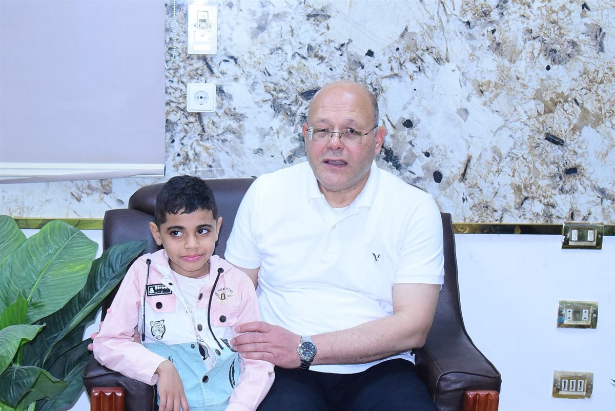 رئيس جامعة سوهاج والطفل يوسف