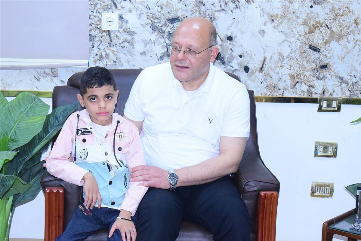 رئيس جامعة سوهاج والطفل يوسف