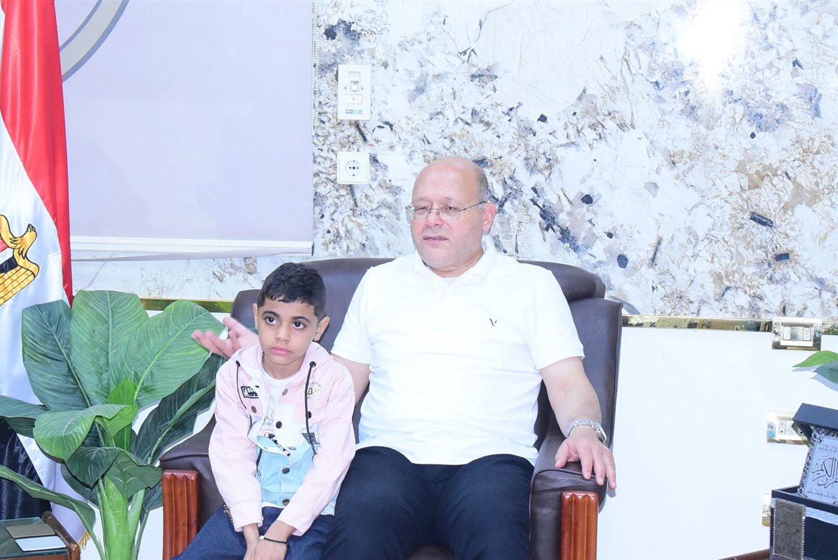رئيس جامعة سوهاج والطفل يوسف