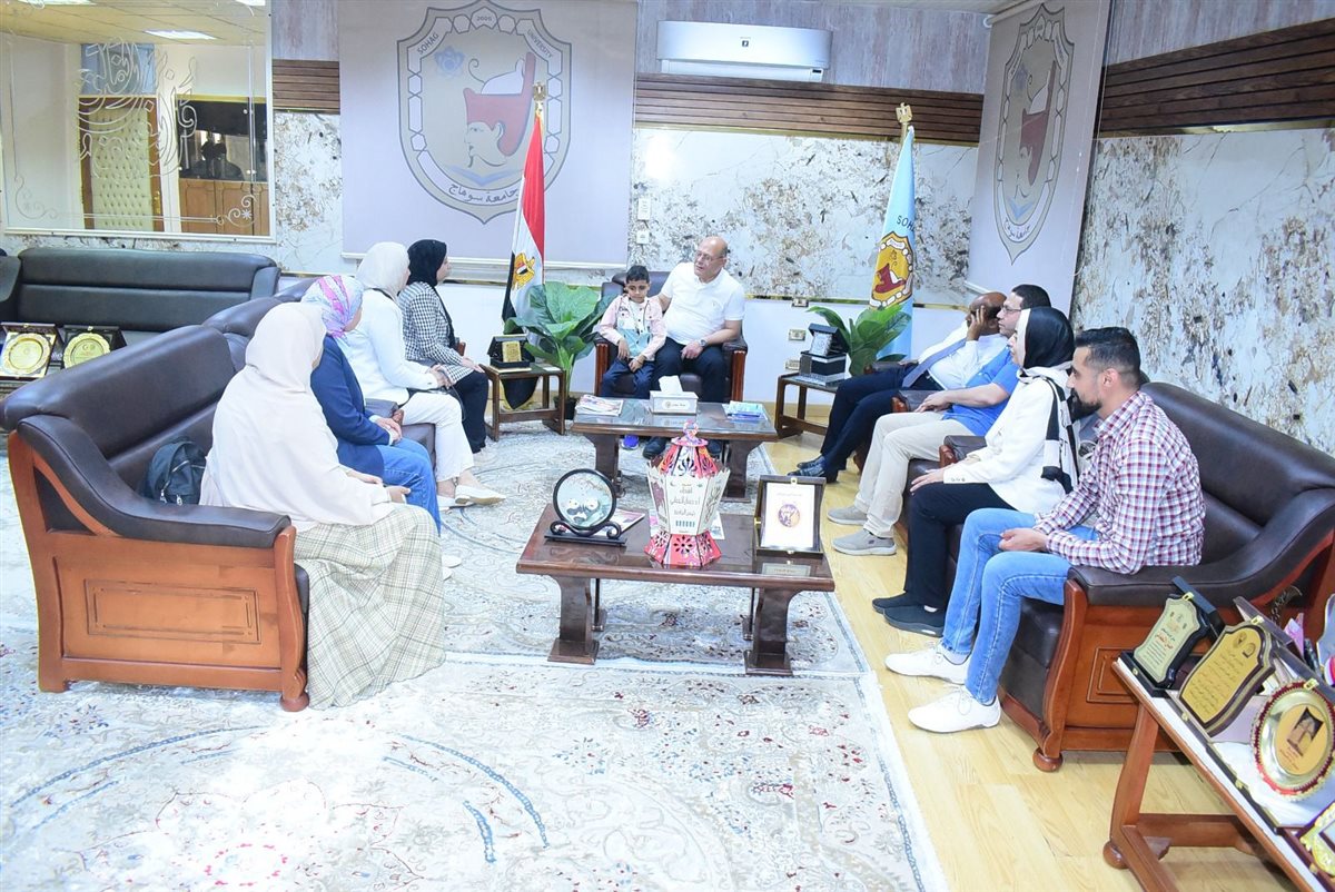 رئيس جامعة سوهاج والطفل يوسف