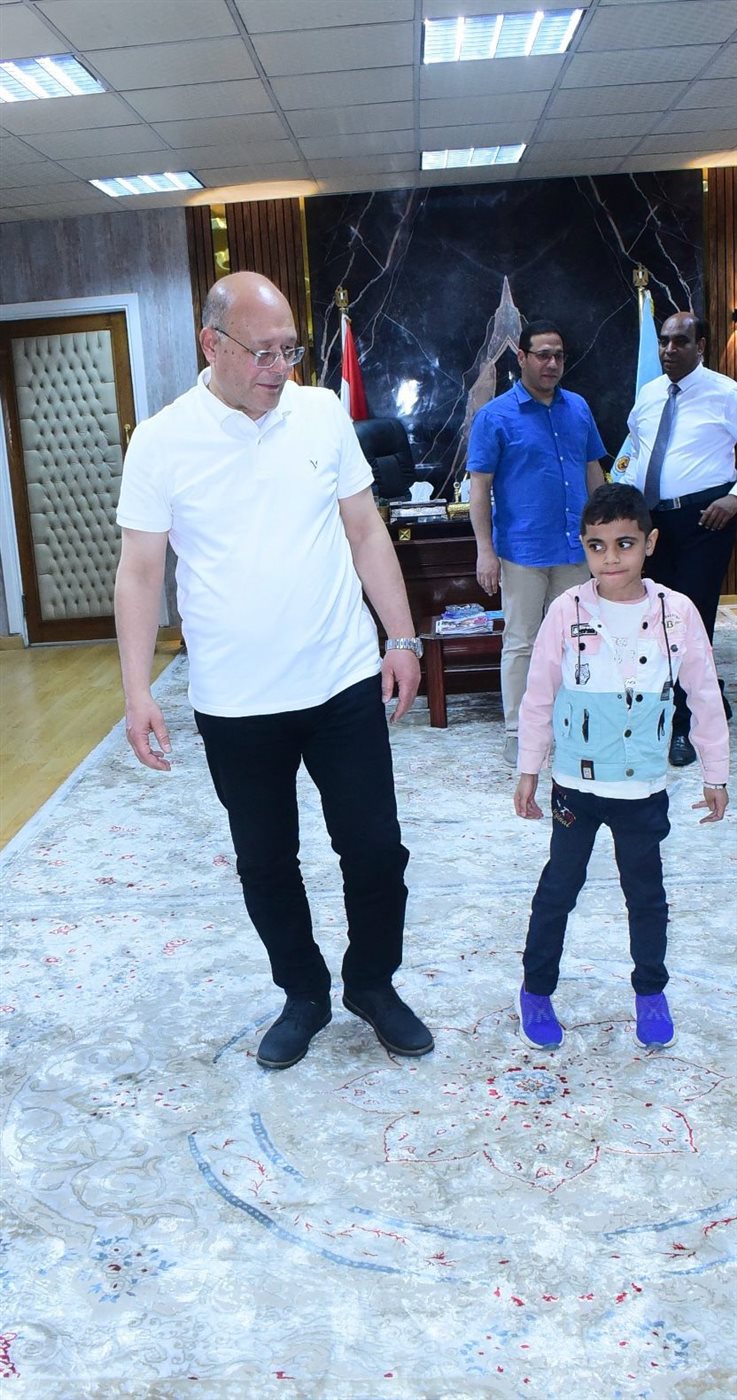 رئيس جامعة سوهاج والطفل يوسف