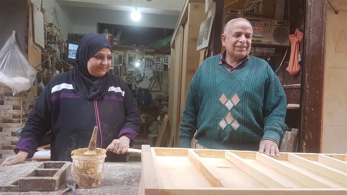 ام رحاب أول نجارة فى الفيوم وزوجها