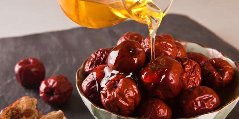 خلط العسل مع التمر