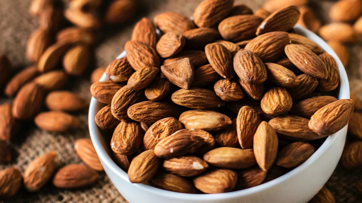 فوائد تناول اللوز