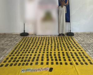 المتهمين و أمامهم المضبوطات