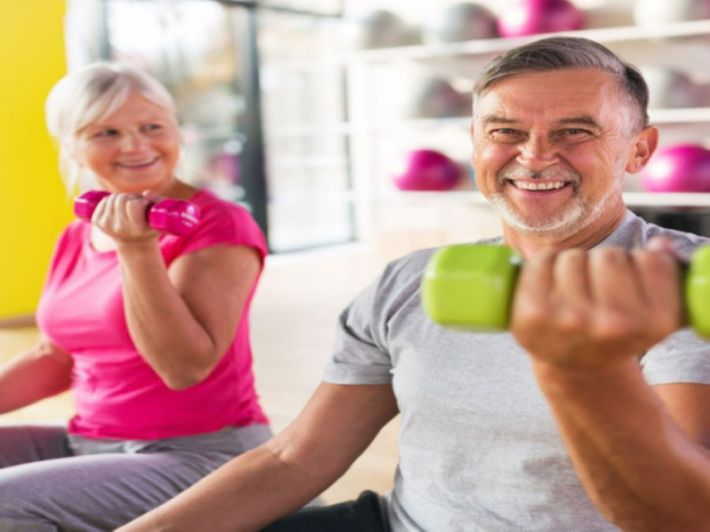 <strong> تمارين لكبار السن لحرق الدهون وتحسين اللياقة</strong>