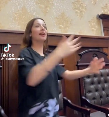 <strong>فيديو لفتاة ترقص داخل قاعة محكمة ونشرها عبر التيك توك </strong>