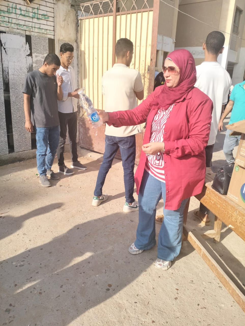 شيكولاته وورد لطلاب الثانوية العامة قبل دخول لجان في مادتى الكيمياء والجغرافيا