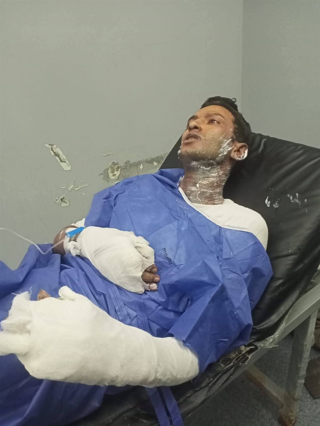 الشاب على يرقد داخل المستشفى