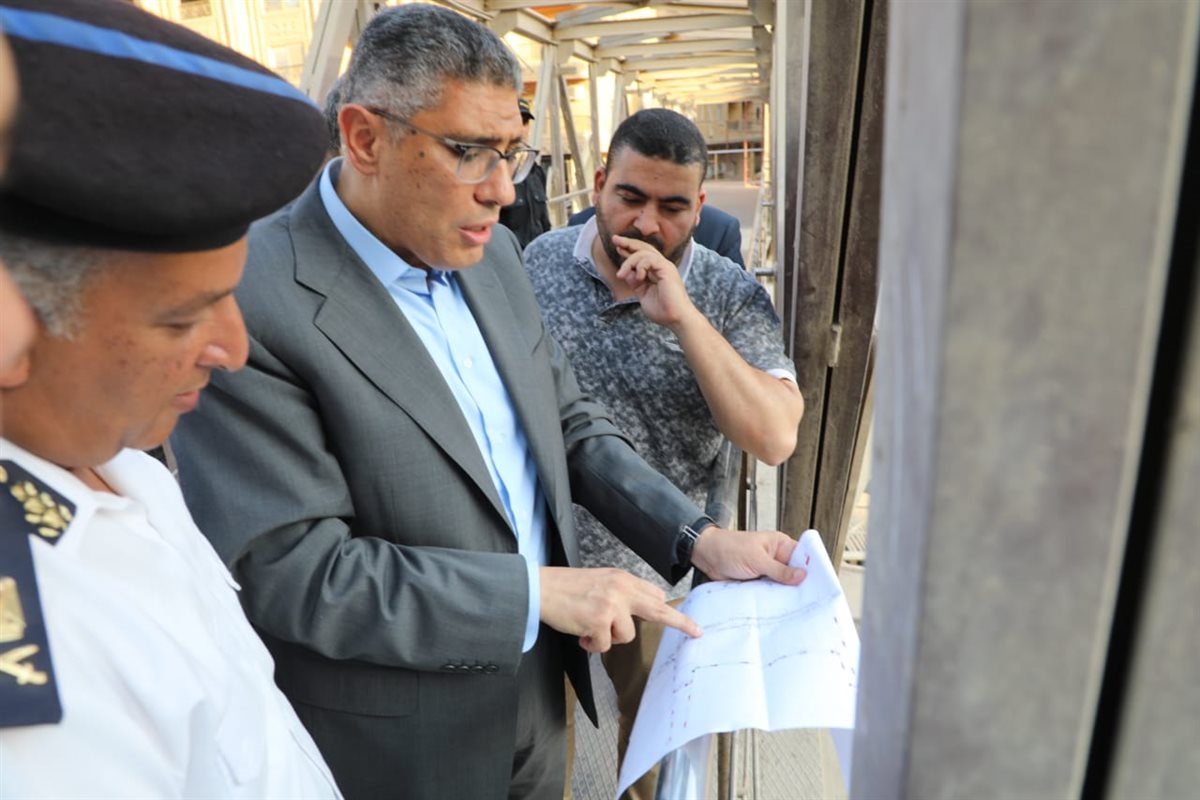 المهندس عادل النجار محافظ الجيزة على معاينة عدد من المسارات البديلة والتحويلات المرورية