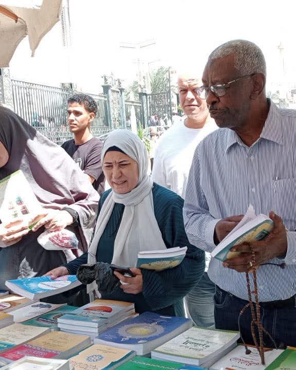 زوار معارض الكتب بمساجد آل البيت