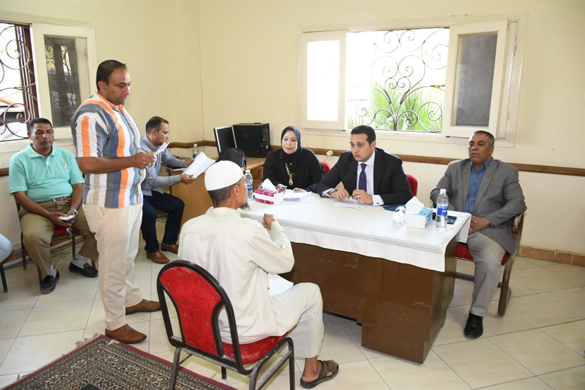 نائب المحافظ يعقد لقاءً لخدمة المواطنين بقرية كفور النيل مركز الفيوم