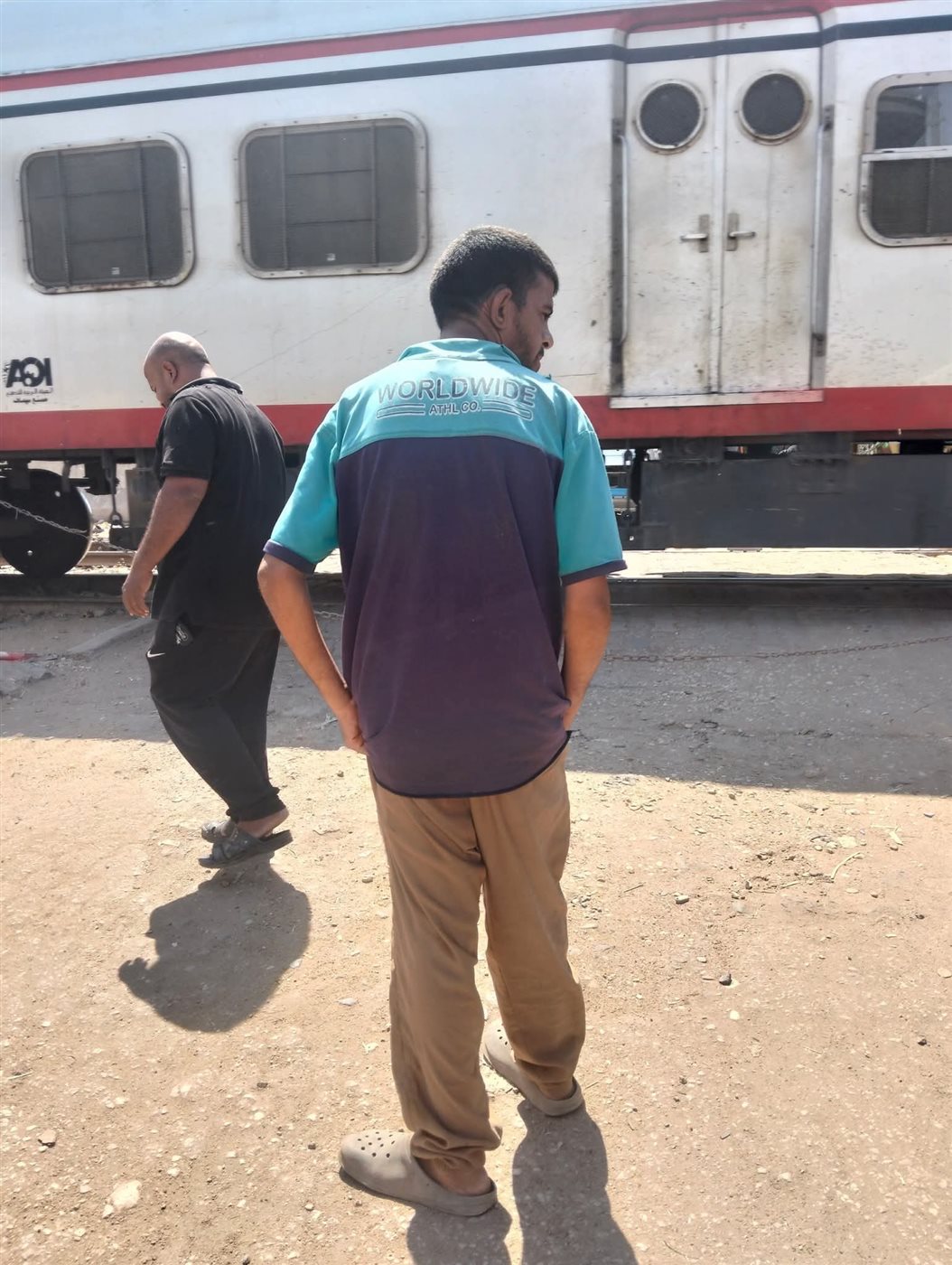 الشاب يحاول عبور شريط السكك الحديدية