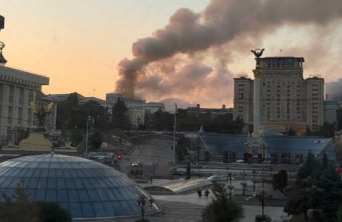 حريق في مبنى رئاسة الوزراء في كييف.. تبادل الاتهامات بين روسيا وأوكرانيا
