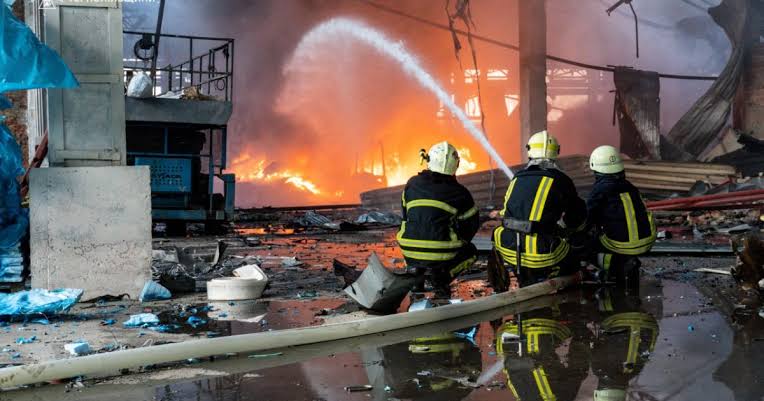 حريق في مبنى رئاسة الوزراء في كييف.. تبادل الاتهامات بين روسيا وأوكرانيا