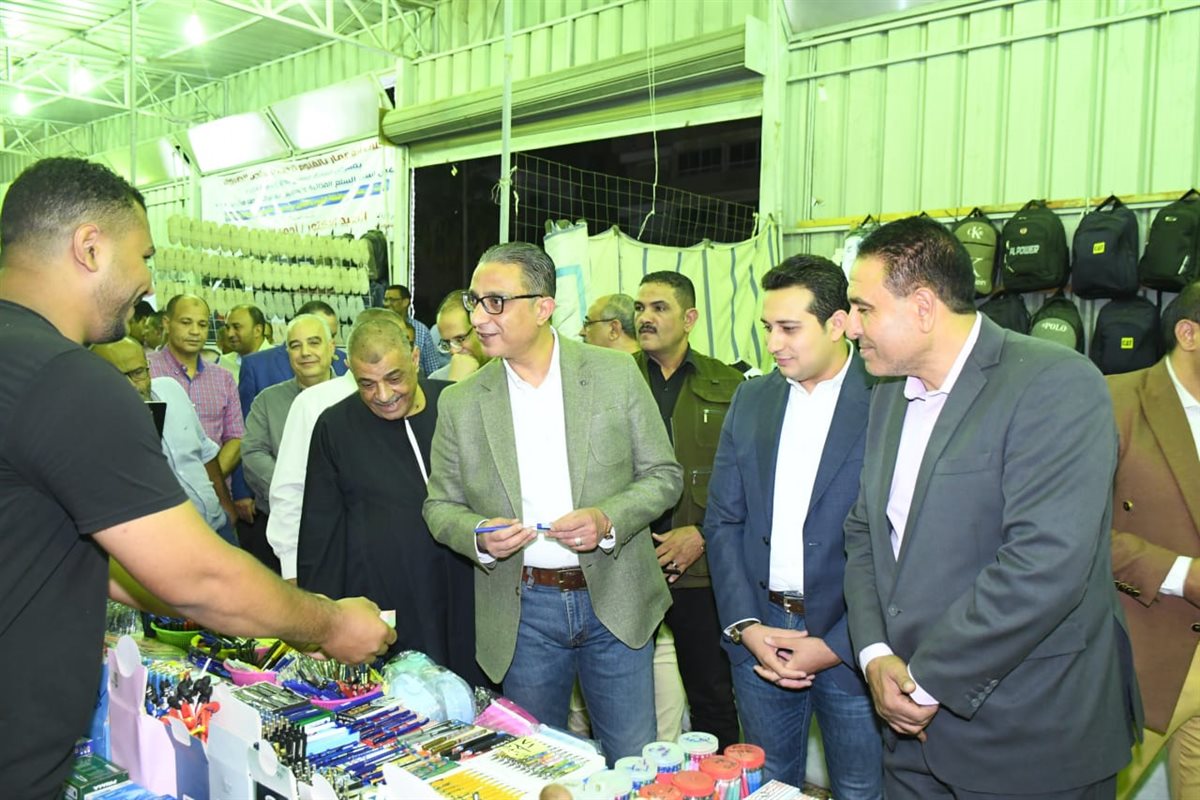 محافظ الفيوم يفتتح معرض