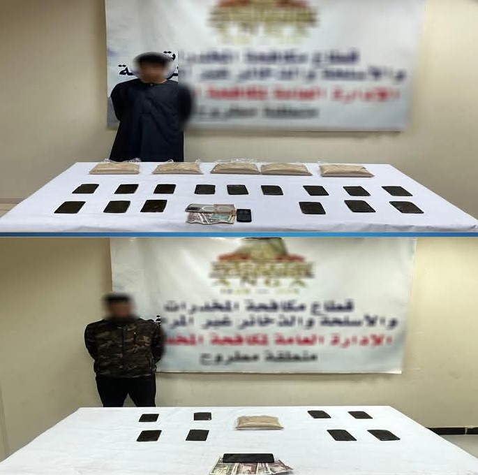 المتهمين و أمامهم المضبوطات&nbsp;