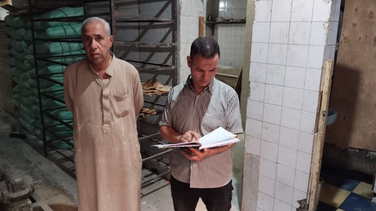 ضبط سلع غذائية مختلفة الأصناف منتهية الصلاحية وسجائر مجهولة المصدر بالفيوم <br>