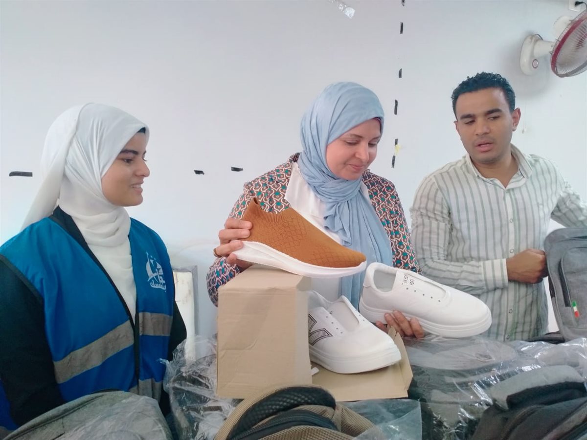 توزيع 100 شنطة متكاملة و100 زوج من الكوتشي للأسر الأولى بالرعاية بابشواي <br>