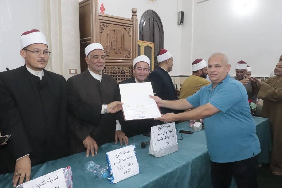 على هامش الأسبوع الثقافي: مدير أوقاف الفيوم يكرم عددًا من العاملين المتميزين بإدارتي طامية