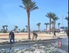 انقلاب سيارة محملة بالمشروبات الكحولية