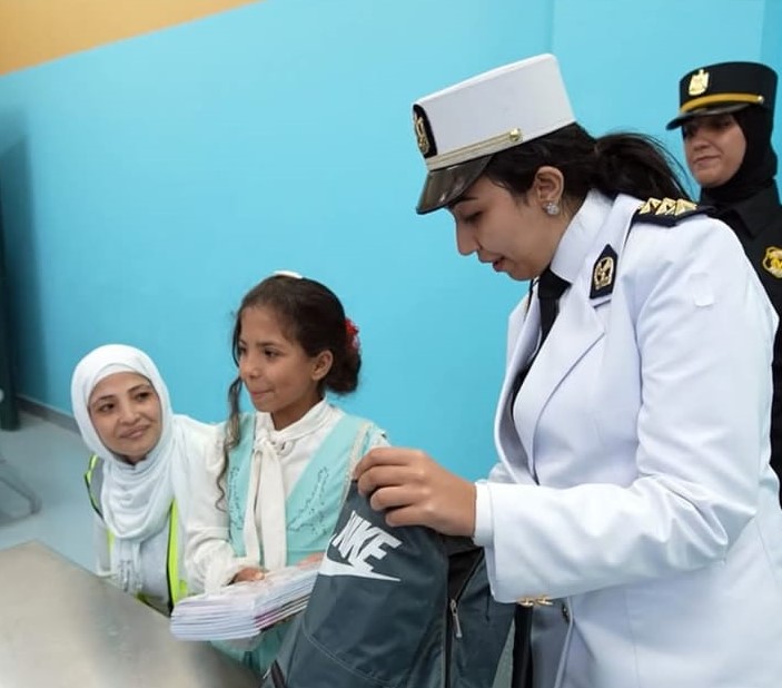 ضابطة تسلم المستلزمات لتلميذة&nbsp;