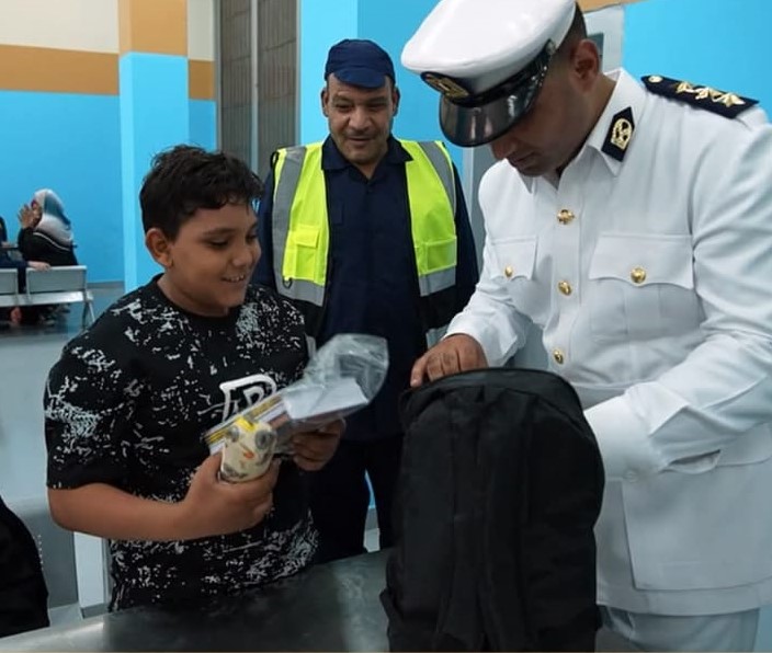 فرحة طفل بحقيبة المدرسة و المستلزمات&nbsp;