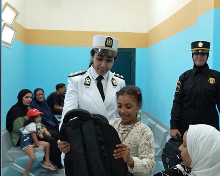 فرحة طفلة بحقيبتها الجديدة&nbsp;