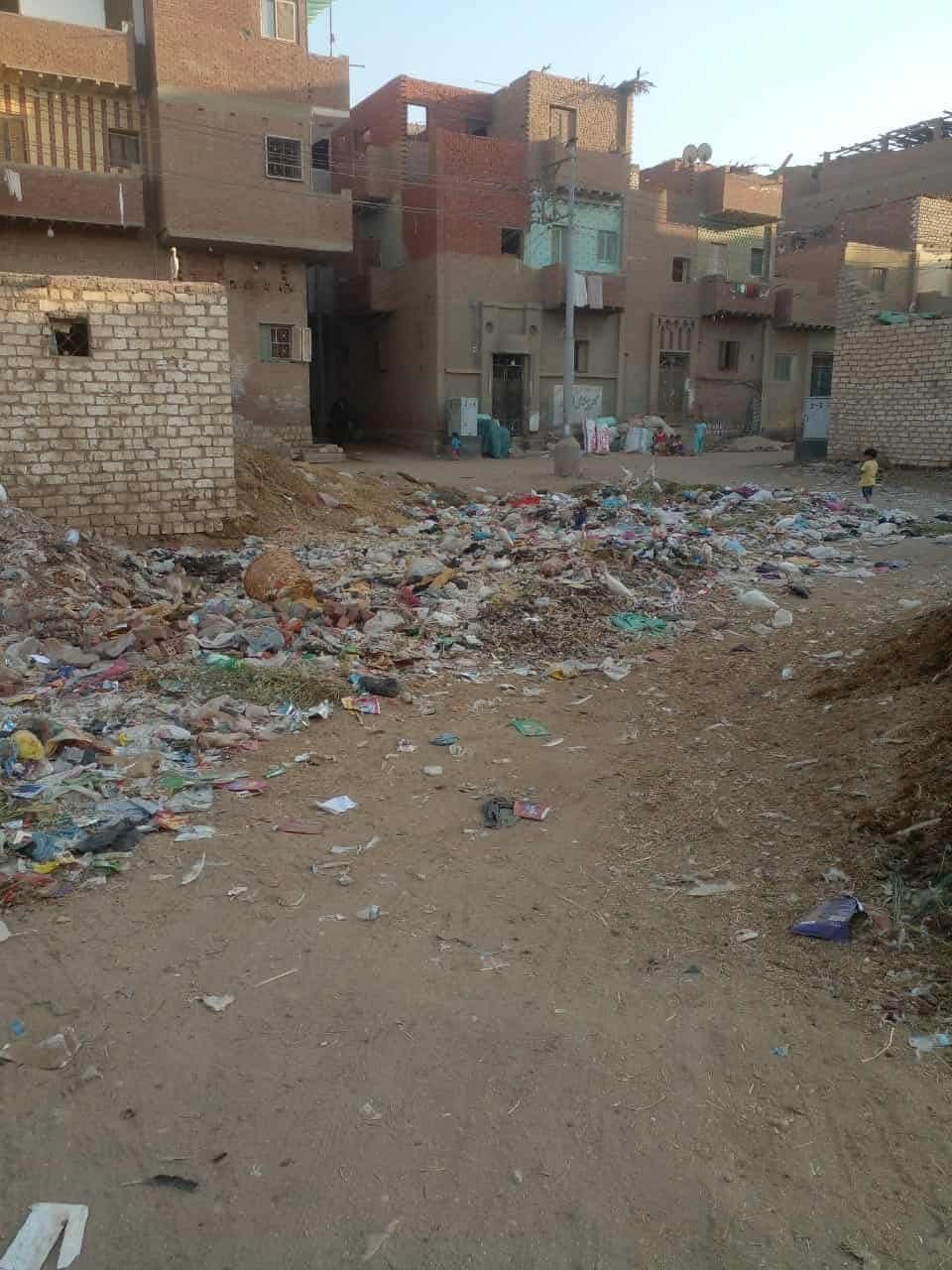 أهالى قرية قلمشاه القمامة تحاصر القرية ونستغيث بمحافظ الفيوم