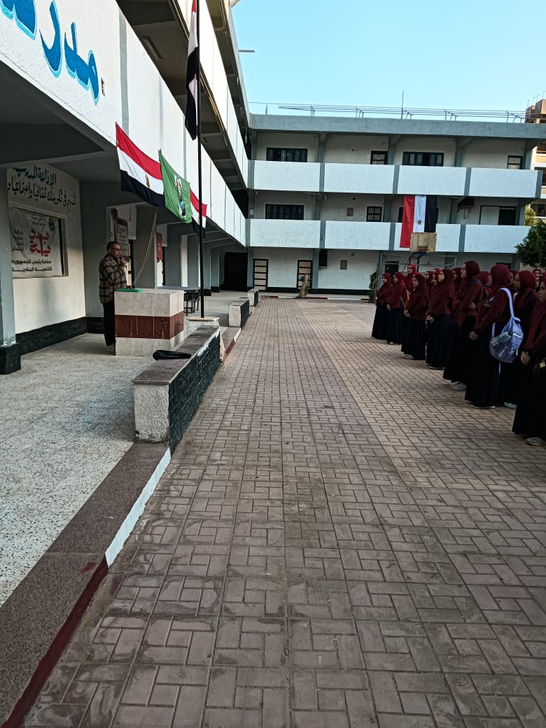 بالورو والشيكولاتة.. استقبال مميز لطلاب الفيوم في أول أيام الدراسة 2026
