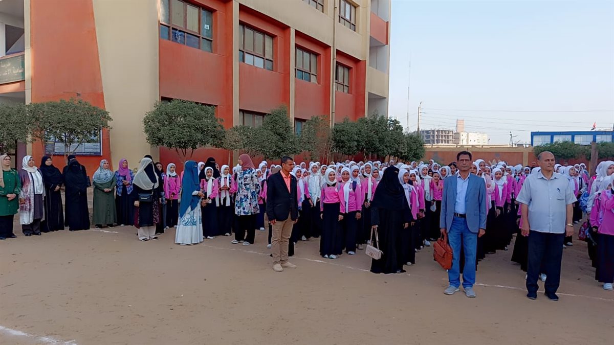 بالورو والشيكولاتة.. استقبال مميز لطلاب الفيوم في أول أيام الدراسة 2026