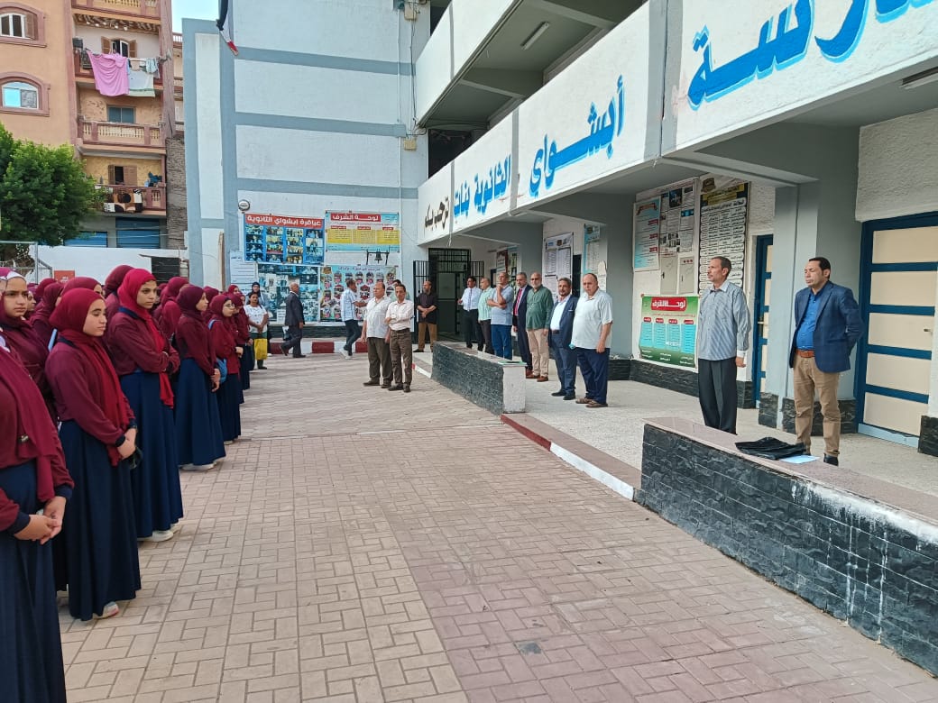 بالورو والشيكولاتة.. استقبال مميز لطلاب الفيوم في أول أيام الدراسة 2026