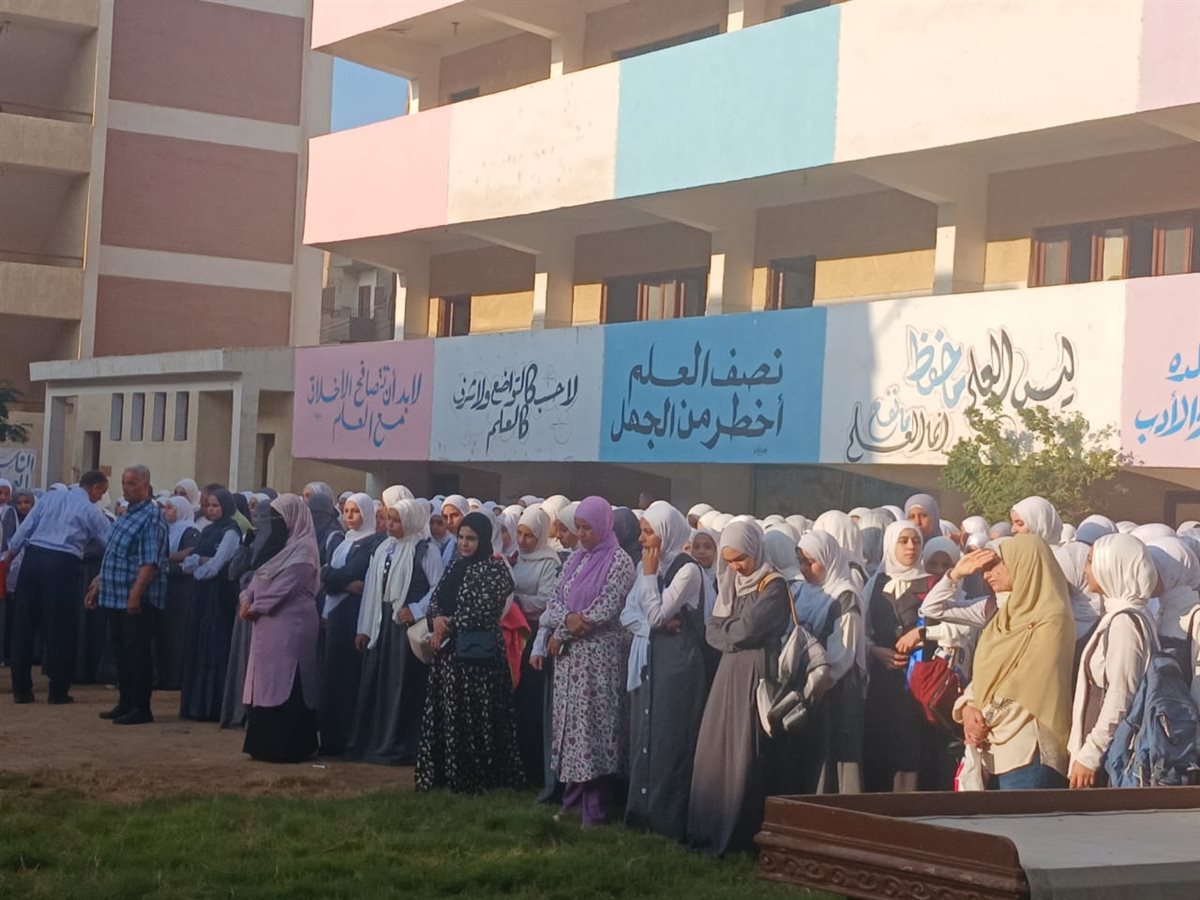 بالورو والشيكولاتة.. استقبال مميز لطلاب الفيوم في أول أيام الدراسة 2026