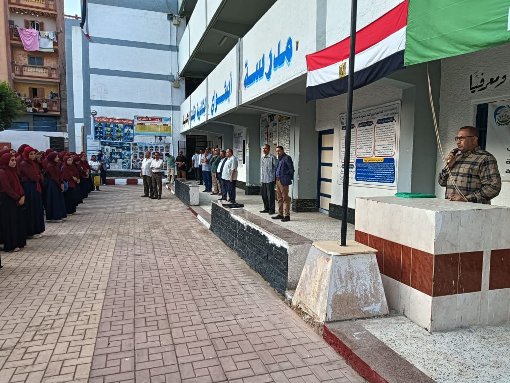 بالورو والشيكولاتة.. استقبال مميز لطلاب الفيوم في أول أيام الدراسة 2026