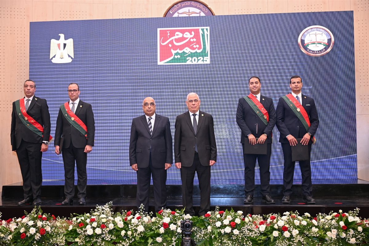 تكريم بعض من أعضاء النيابة العامة وموظفيها المتميزين