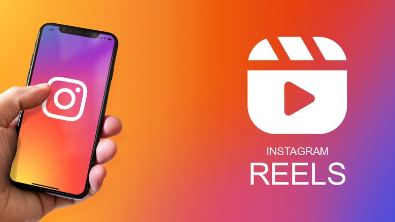 نساء يسافرن لإنشاء Reels على إنستجرام
