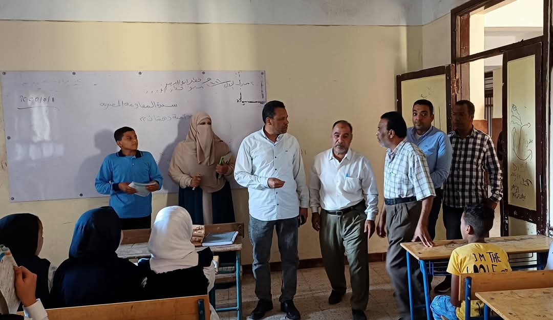 عبدالواحد يتفقد مدرسة الزرقة الإعدادية ويشدد على الانضباط