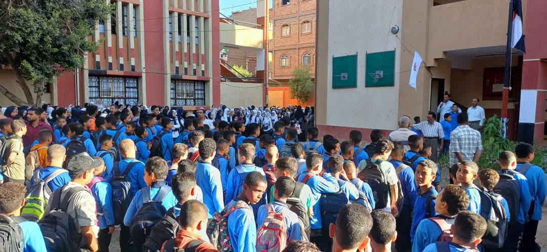 عبدالواحد يتفقد مدرسة الزرقة الإعدادية ويشدد على الانضباط