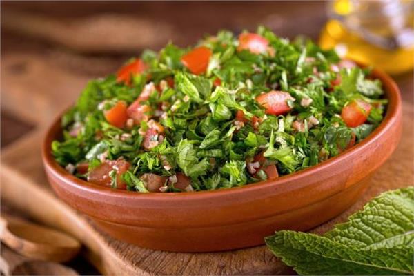 سلطة الطماطم بالثوم والبقدونس