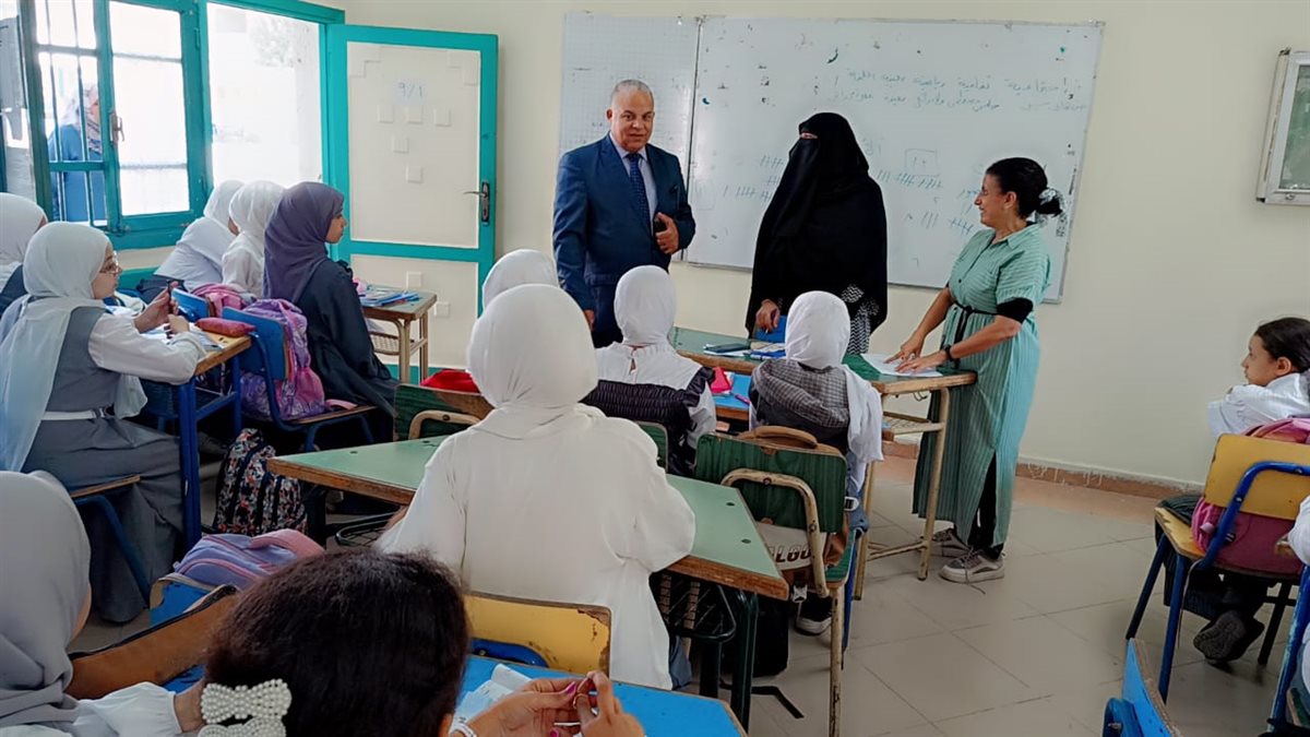 جولة ميدانية لوكيل التعليم بمدارس شرق الفيوم ويشيد بانضباط العملية التعليمية بمدرستي النهضة والسلام