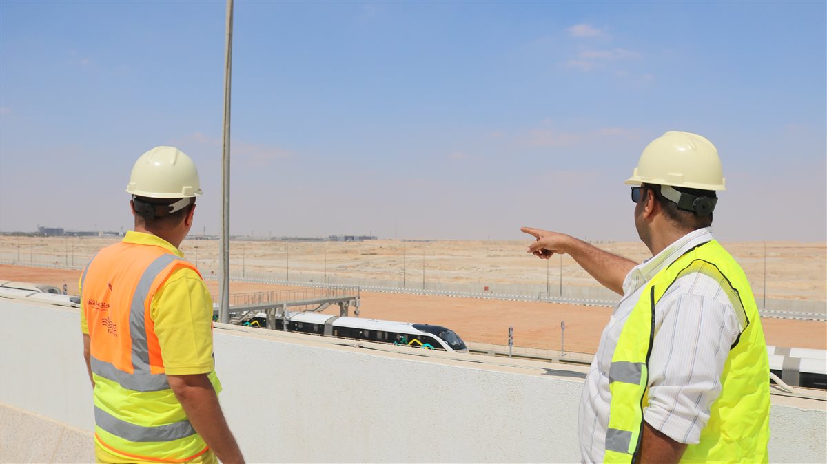 محرر نيوز رووم داخل ممركز التحكم وورشة مونوريل شرق النيل