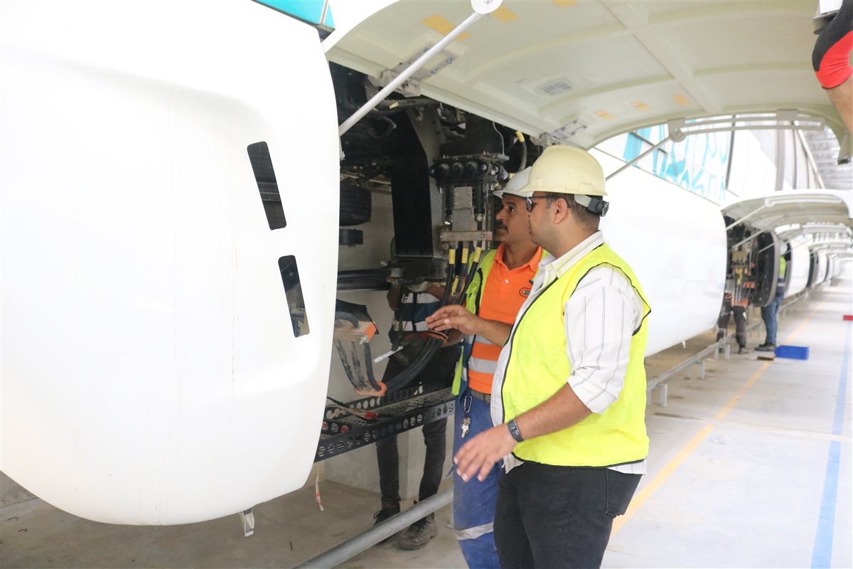 محرر نيوز رووم داخل ممركز التحكم وورشة مونوريل شرق النيل