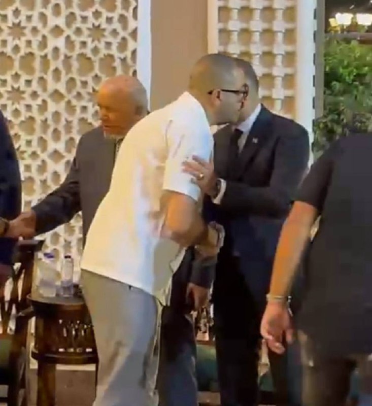 <strong> أحمد الباز يعزي محمد الجارحي في وفاة عمه</strong>