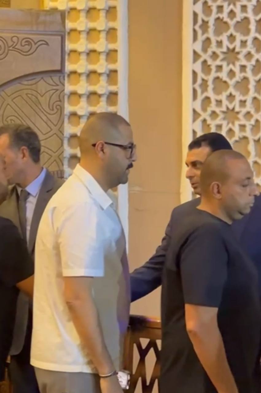 <strong> أحمد الباز يعزي محمد الجارحي في وفاة عمه</strong>