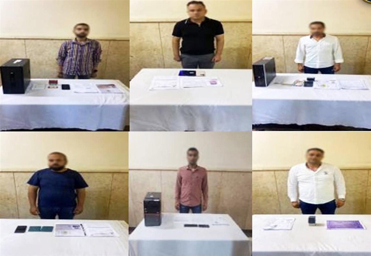 عدد من المتهمين و أمامهم المضبوطات&nbsp;