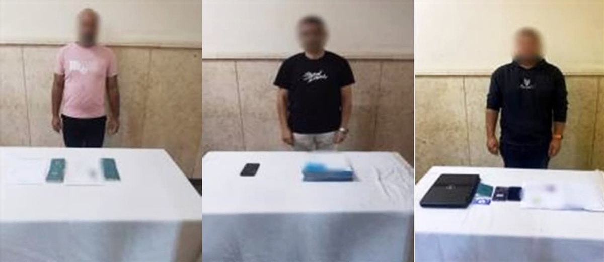 عدد من المتهمين و أمامهم المضبوطات&nbsp;