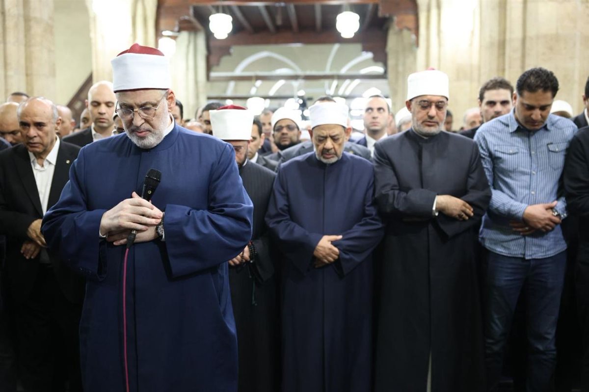 الدكتور أحمد الطيب في صلاة جنازة الدكتور أحمد عمر هاشم