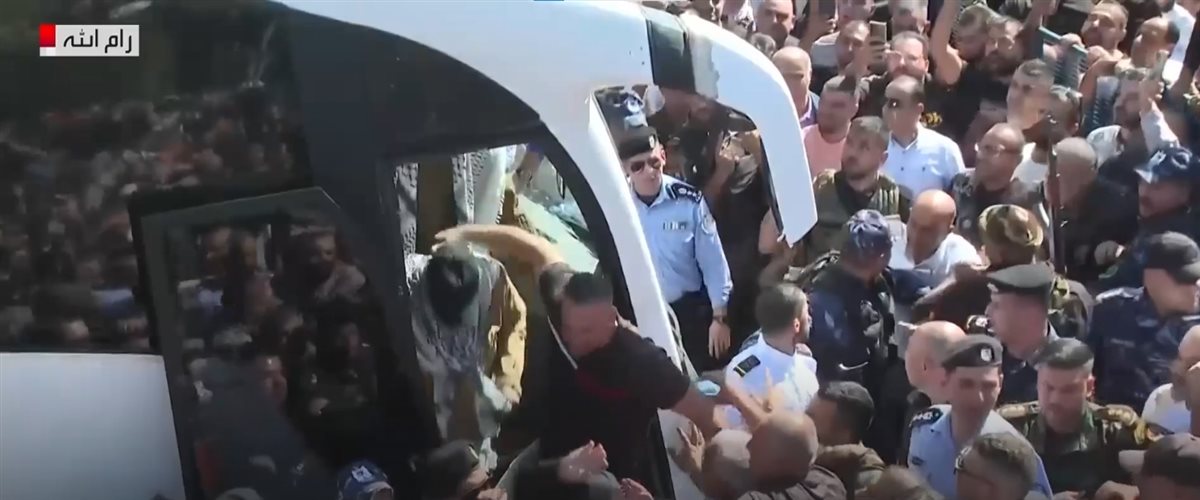 &nbsp;وصول حافلات تقل معتقلين فلسطينيين إلى رام الله ضمن صفقة التبادل&nbsp;