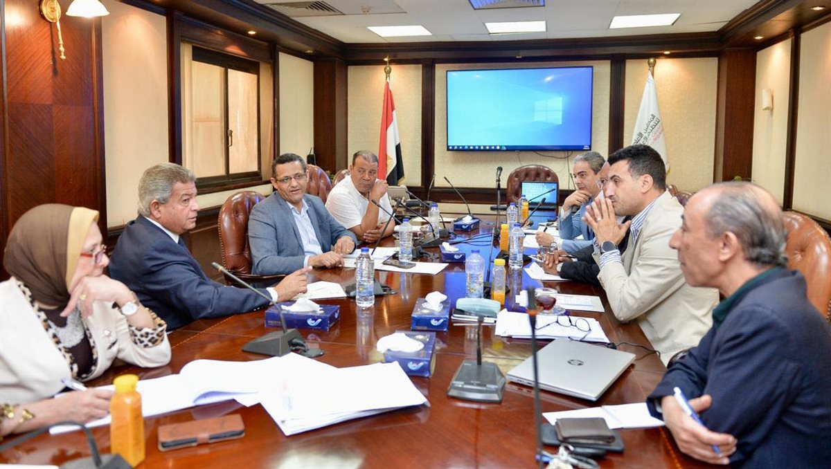 جانب من اجتماع لجنة